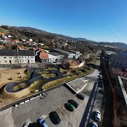 Nový pumptrack v&nbsp;Novém Jičíně je otevřen veřejnosti